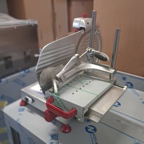 Affettatrice Verticale F 300 TS-V — Precisione e Robustezza Professionali
